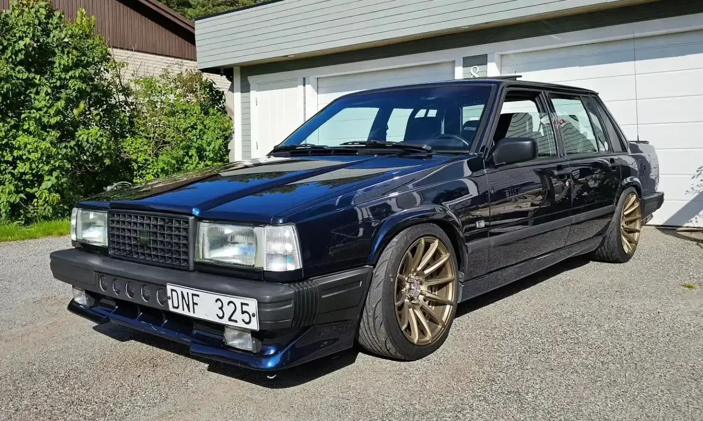 Nusa-borjan-hon-likna-natt-volvo-740-t5-8hp70-domiworksengineering-canformance-59northwheels-bakaxeldelar-vparts-speedingnu-kt4performance-fordonsdelen-1.webp