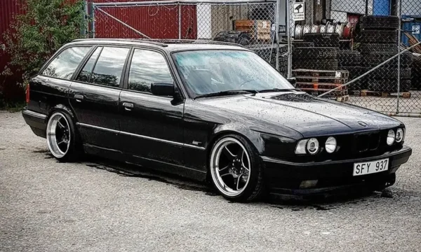Svart BMW E34 touring kundebil
