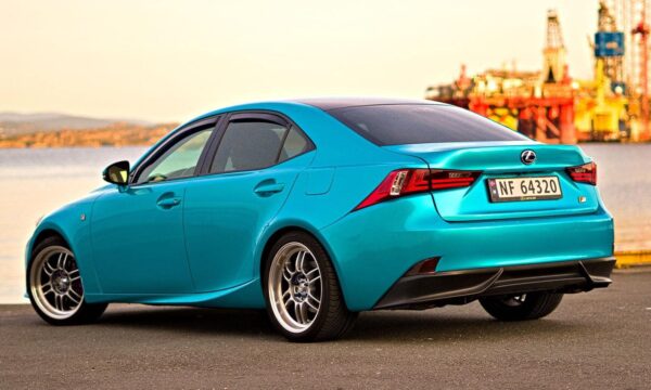 Turkis Lexus sedan kundebil