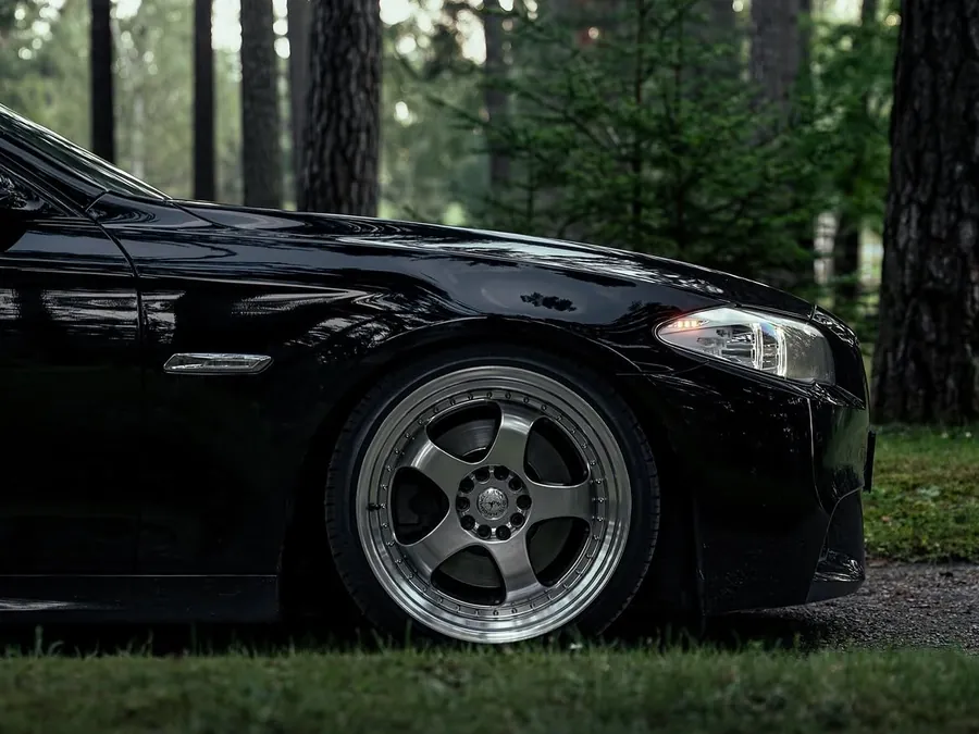 BMW F10 med 59 North Wheels D-002, nærbilde av felgen