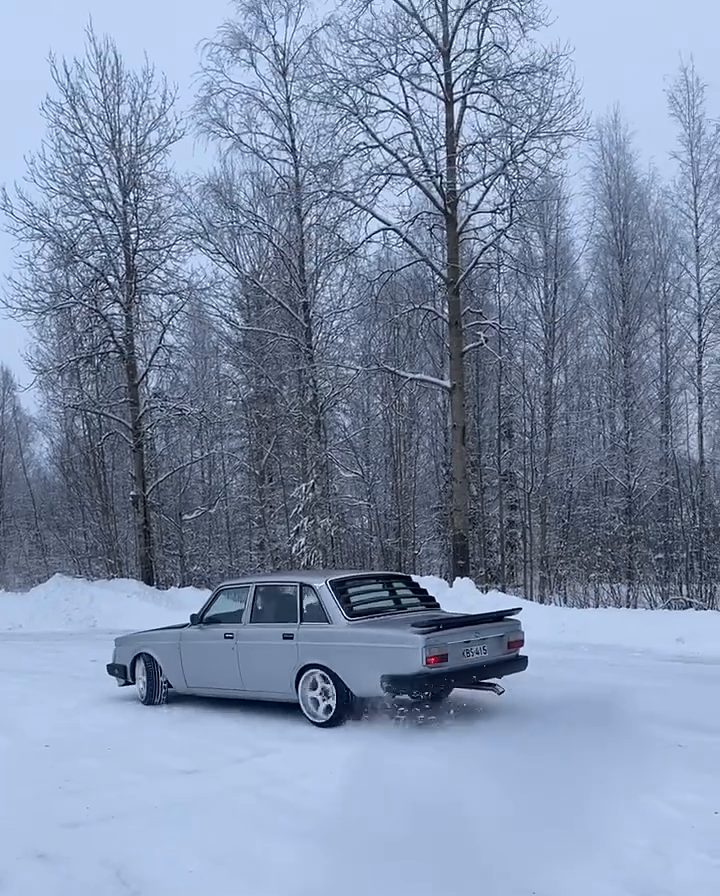 Volvo 240 med 59 North D-004 felger – @naikousgarage
